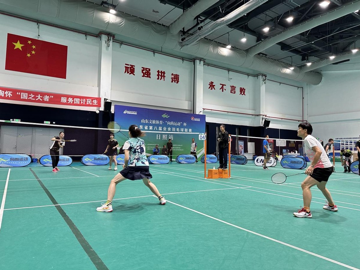激烈比拼瞬间爆发，球场气氛紧张刺激的简单介绍
