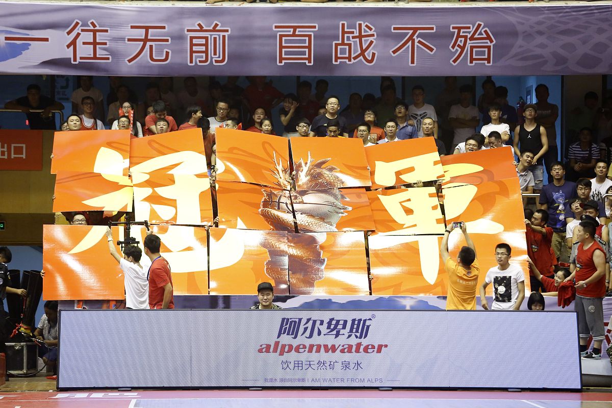 球场风暴！球队顽强拼搏掀起观赏狂潮的简单介绍